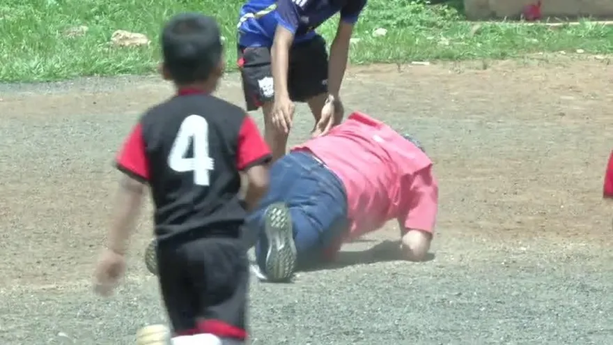 Alcalde Blandón es víctima de las canchas en mal estado