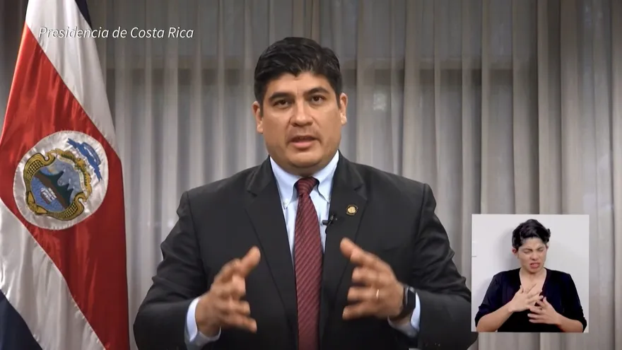 El presidente de Costa Rica dice sentirse indignado por escándalo de pago de sobornos