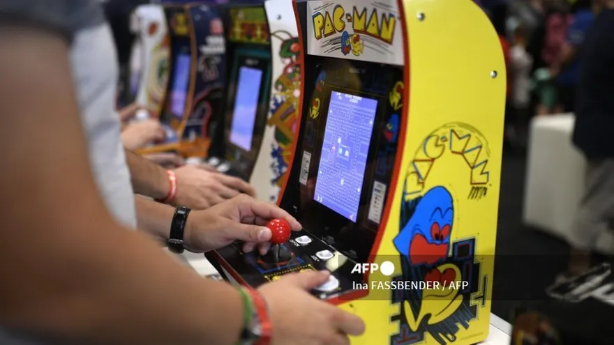 Un niño juega al videojuego retro "Pacman" en la feria de videojuegos Gamescom en Colonia, Alemania occidental, el 21 de agosto de 2019.