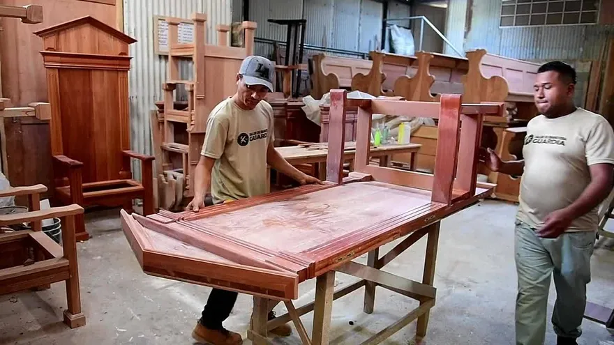 Panameños construyen enorme silla de madera para visita de papa