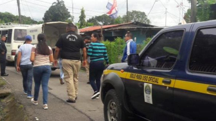 Autoridades en diligencias de allanamiento en Bocas del Toro