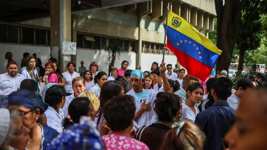 Médicos y enfermeras protestan en demanda de mejoras salariales y dotación de materiales de salud