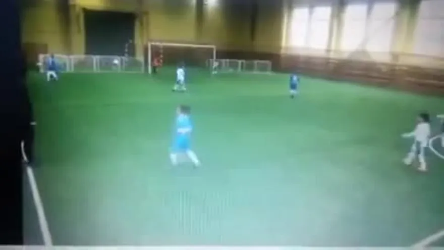 La patada de un entrenador a un niño en Rusia