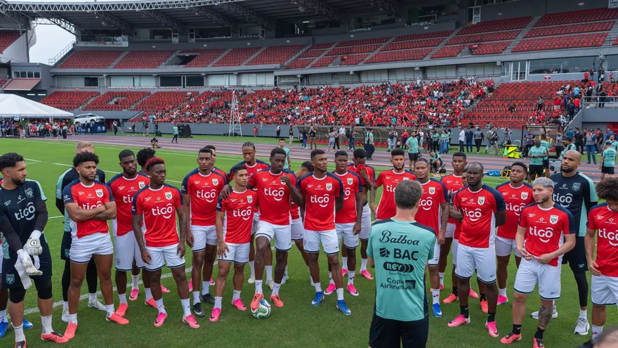 Jugadores de la Selección de Panamá reciben instrucciones del técnico Thomas Christiansen en un entrenamiento abierto al público en el estadio Rommel Fernández