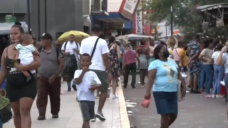 Compras navideñas en la Avenida Central