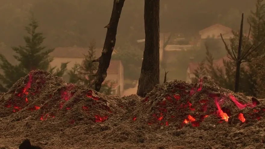 Bomberos combaten incendio en Portugal, que dejó 62 muertos