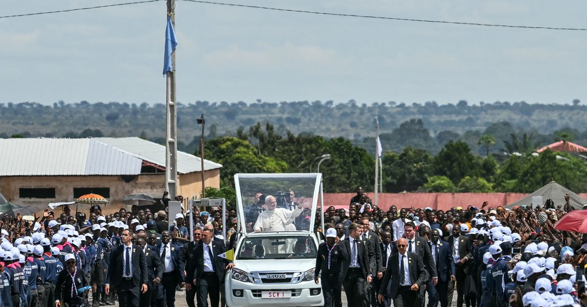 El papa viaja al este de Angola y continúa su gira por África
