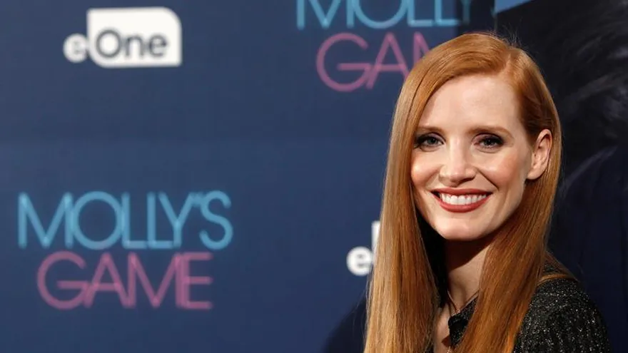 La actriz californiana Jessica Chastain posa durante la presentación de "Molly's Game", una película basada en la historia real de una mujer investigada por el FBI por su imperio de partidas de póquer, con la que el guionista Aaron Sorkin ("El ala oeste de la Casa Blanca", "La red social") debuta en la dirección.