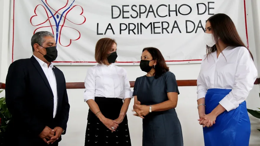 Autoridades en el lanzamiento de la campaña.