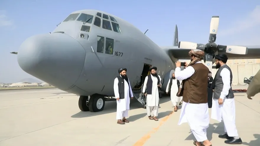 Talibanes celebran su victoria tras la salida de EEUU de Afganistán