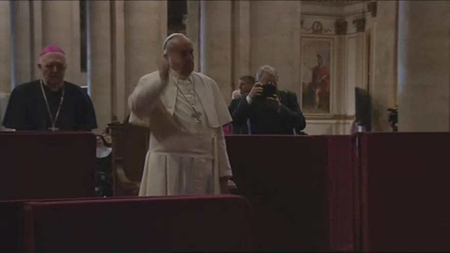 El Papa venera el sudario de Turín