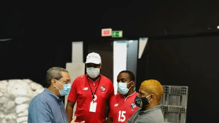 Los exseleccionados conversan con el viceministro de Vivienda, Rogelio Paredes