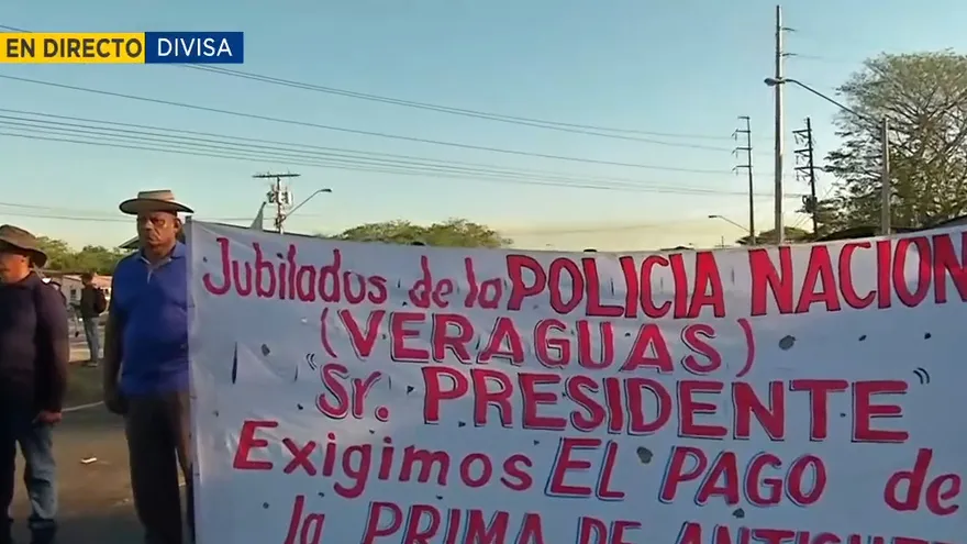 Policías jubilados cierran la Interamericana en Divisa; exigen pago de prima de antiguedad