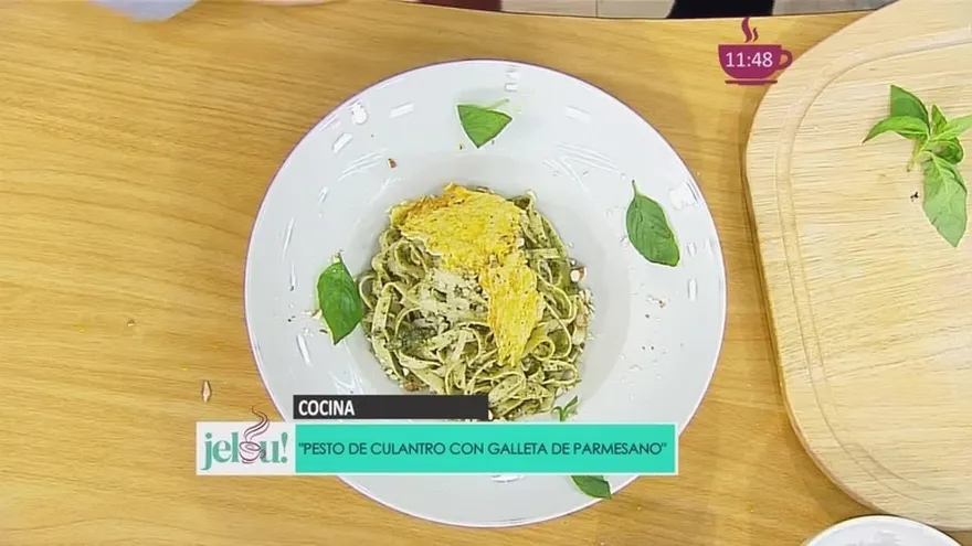 Pesto de culantro con galleta de parmesano