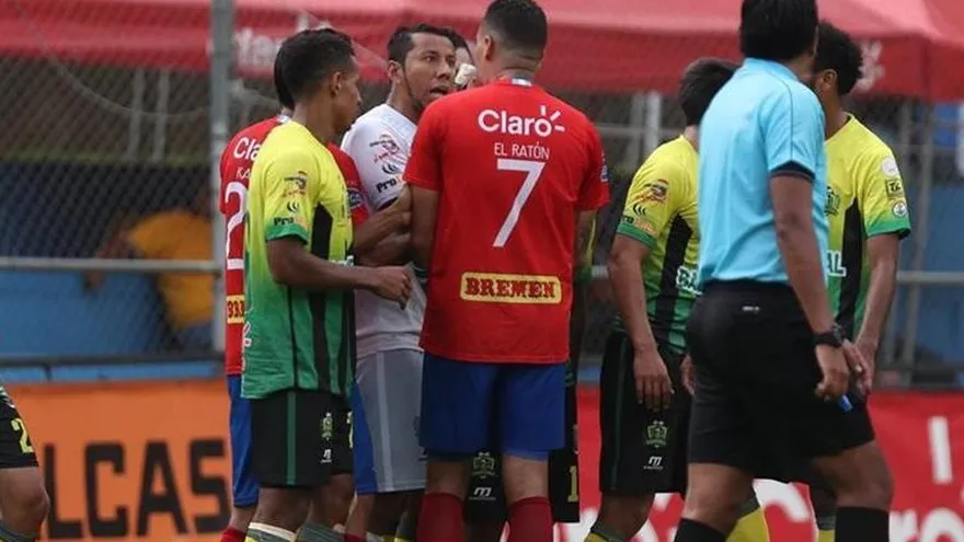 Juan José Paredes escupe a Blas Pérez