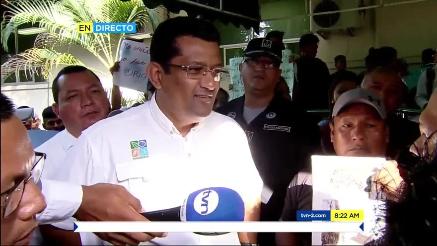 Ministro de Ambiente dialoga con manifestantes