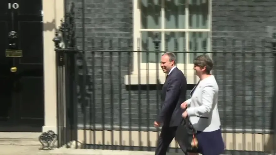 Reino Unido May busca apoyo crucial para gobernar