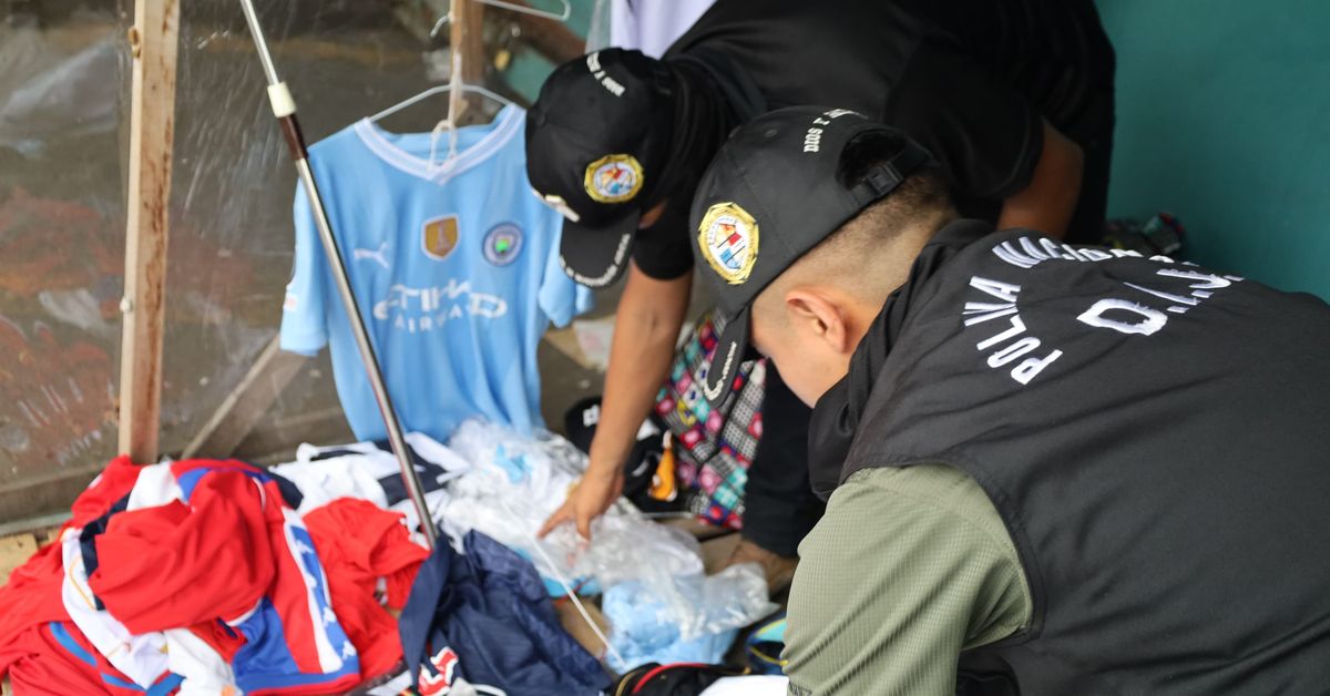 Incautan mas de 1,900 artículos presuntamente falsificados en la 5 de Mayo