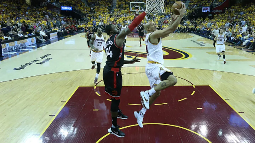 Cleveland le ganó a Toronto y quedó a un paso de la final de la NBA