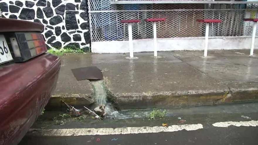 Fondas de Calidonia y El Chorrillo rodeadas de aguas servidas