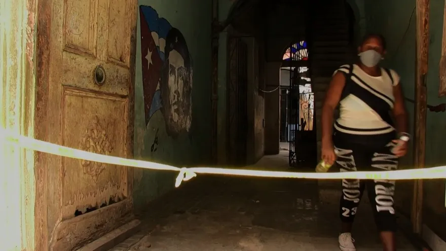 Cuba trata de frenar rebrote de covid-19 con persuasión y mano dura