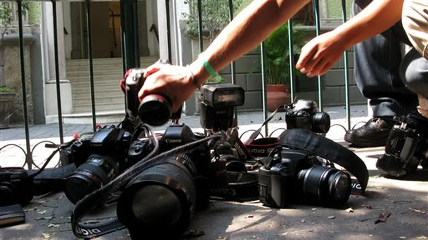 Archivo. Fotoperiodistas colocan sus cámaras en el piso durante una protesta efectuada el 29 de abril de 2012 en la Ciudad de México por el asesinato de la periodista Regina Martínez, corresponsal de la revista mexicana Proceso, que efectúa periodismo de investigación.