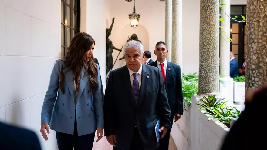 La secretaria de Seguridad Nacional de EEUU, Kristi Noem y el presidente de Panamá José Raúl Mulino