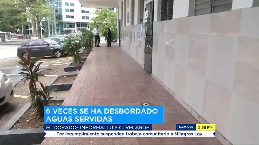 Aguas servidas se desbordan en oficinas de la Iglesia del Carmen