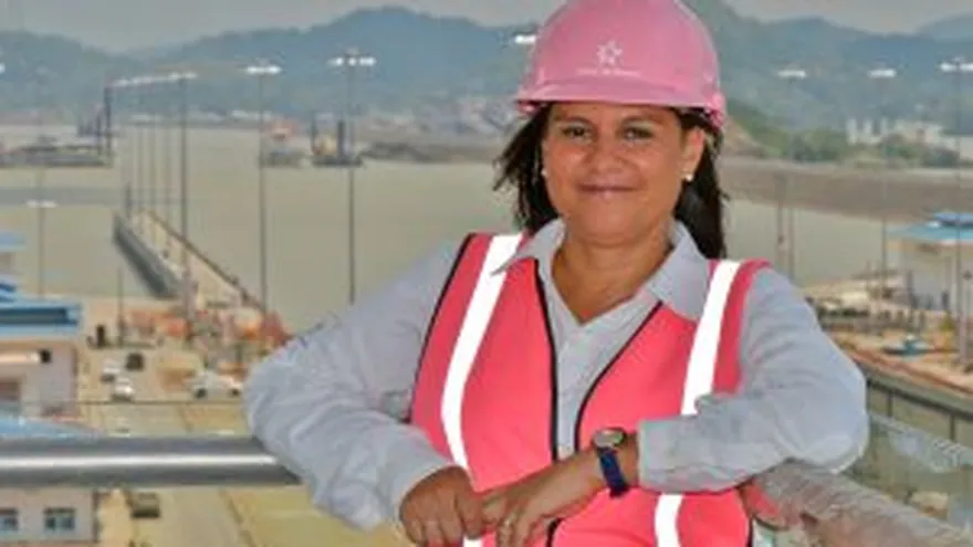 Ilya Marotta, nueva administradora del Canal de Panamá. Una imagen con el casco rosa durante la ampliación del Canal.