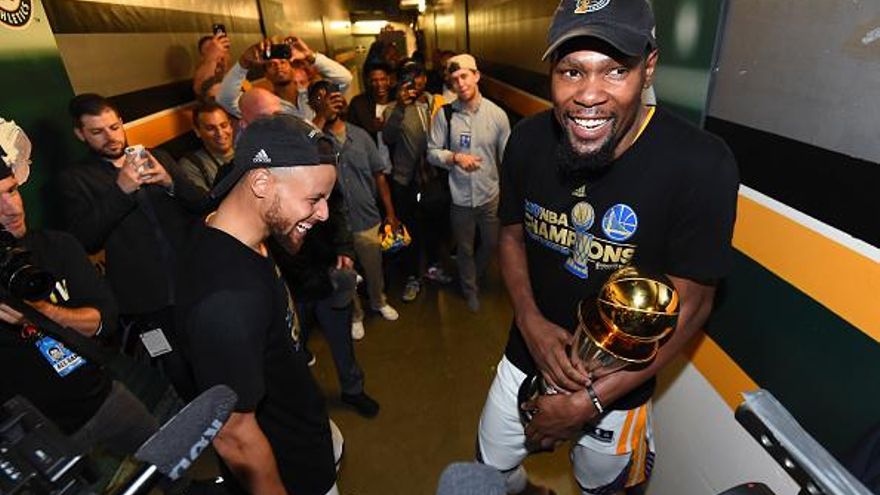 Warriors se niegan a presentarse trofeos de campeones