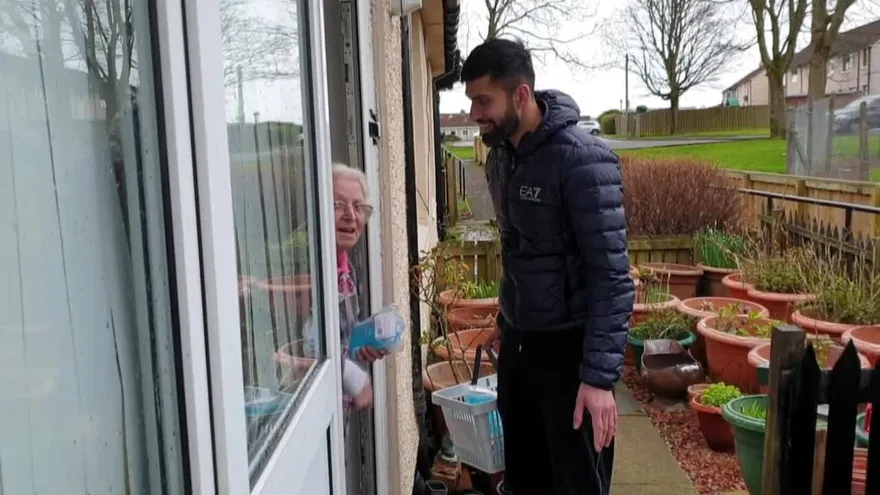 En un pueblo escocés los comerciantes ayudan a ancianos preocupados por la pandemia