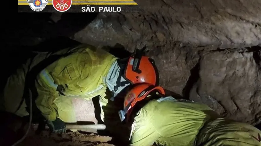 Tres bomberos muertos por derrumbe de gruta en Brasil.