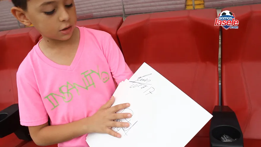 Isaías, el niño que quiere adornar su cuarto con los autógrafos de la Sele