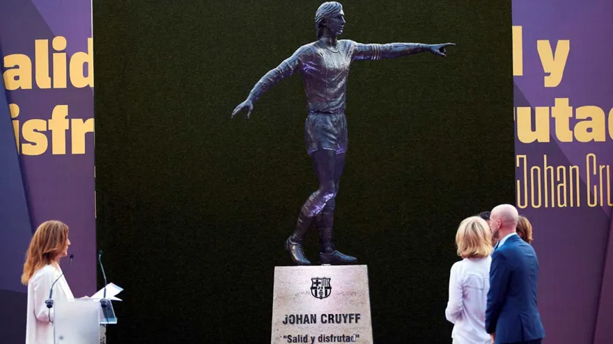 La estatua de Johan Cruyff ya luce en la explanada del Camp Nou