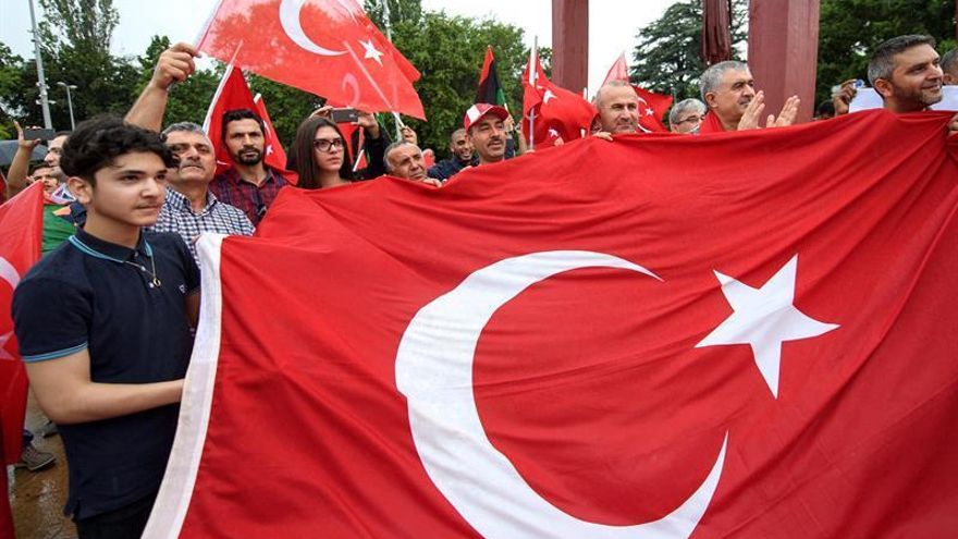 Seguidores del presidente turco, Recep Tayyip Erdogan, participan en una manifestación contra el golpe de Estado fallido del pasado julio en Estambúl, que costó la vida a casi 300 personas.