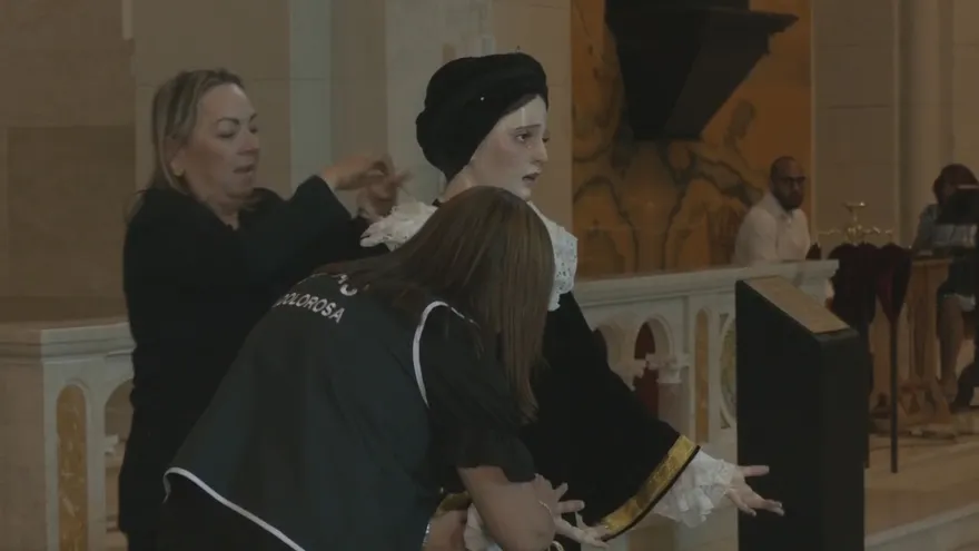 Tradición y fe marcan la vestidura de la Virgen de la Dolorosa en el Casco Antiguo