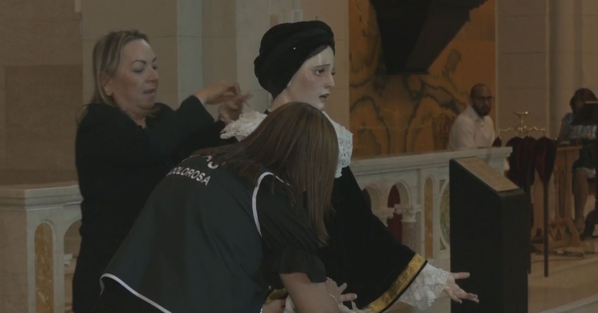 Tradición y fe marcan la vestidura de la Virgen de la Dolorosa en el Casco Antiguo