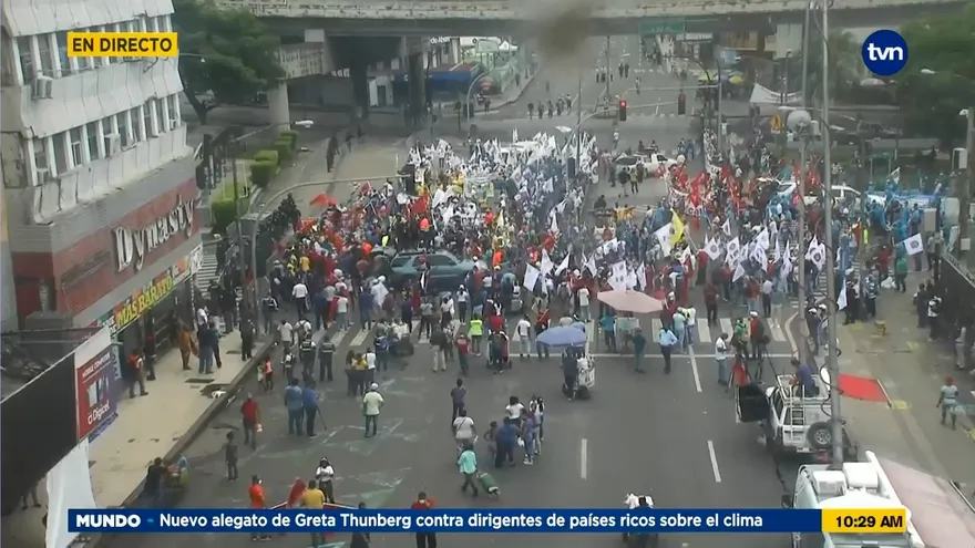 Diversos grupos se manifiestan fuera de la Asamblea Nacional