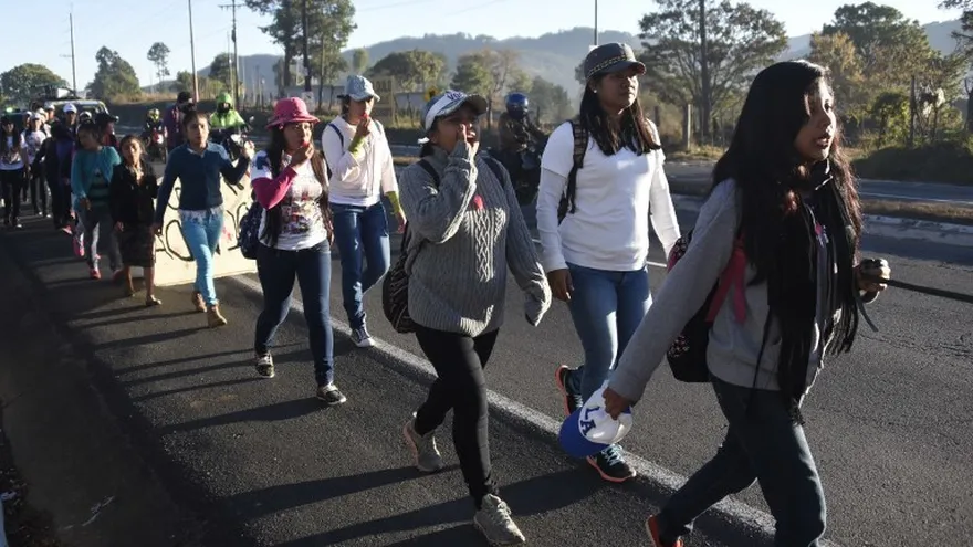 Un grupo de  niñas marchan en Guatemala para recordar la muerte de 41 jóvenes hace un año en un  incendio.
