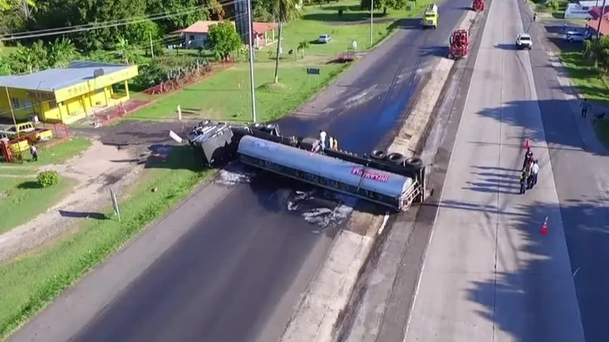 Cisterna accidentado en Coronado crea caos en la carretera