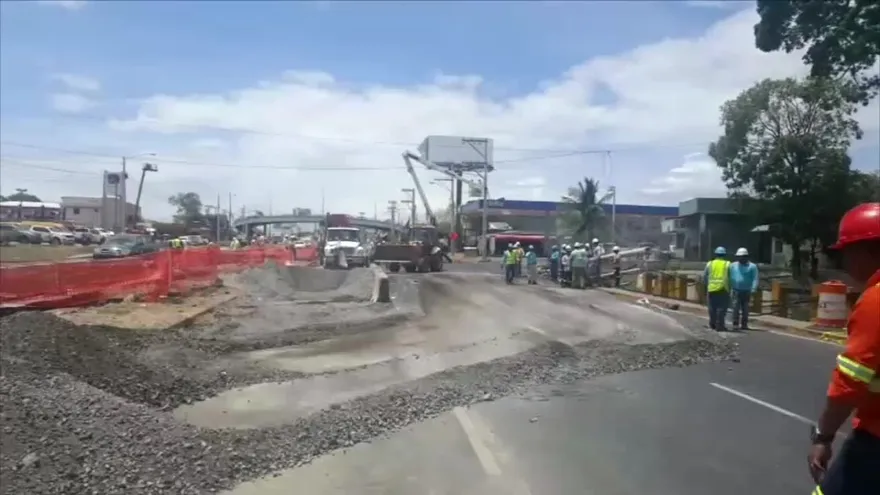 Grúa derriba postes de luz en la vía Tocumen