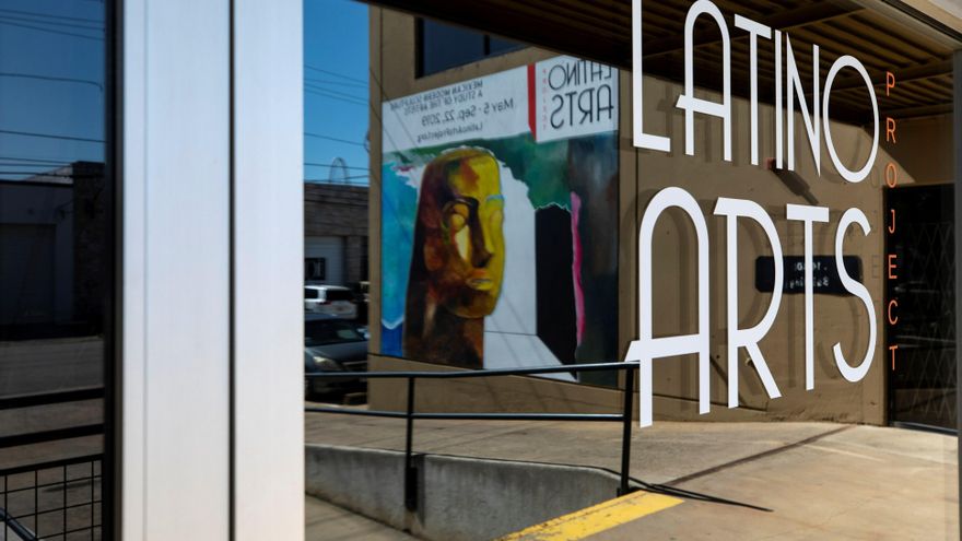Fotografía cedida por Latino Arts Project que muestra la entrada del museo en Dallas, Texas (EE.UU.).
