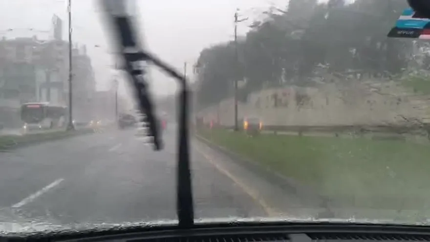 Lluvias generan inundaciones en vías de la capital