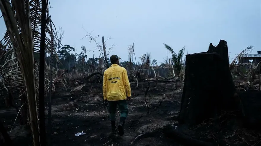 Bomberos del Prevfogo del Ibama hacen una ronda en la Amazonía, el 5 de septiembre de 2019 cerca de Apuí (Brasil).