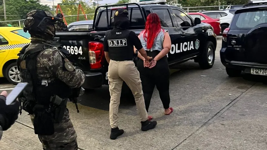 Aprehenden a exfuncionarios por presunto desvío de más de $8 millones