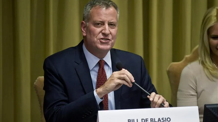 El alcalde de Nueva York, Bill de Blasio, aseguró hoy que el brote de legionelosis que ha dejado siete muertos en la ciudad ha empezado a remitir, pero anunció medidas "agresivas" para frenar el avance de la enfermedad.