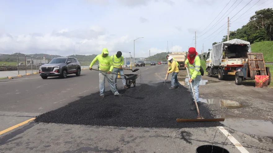 El personal de MOP se encargan de aplicar asfalto caliente en la avenida Omar Torrijos, frente al mirador de Pedro Miguel para mejorar la movilidad para así ofrecer mayor seguridad para los residentes que transitan en la zona.