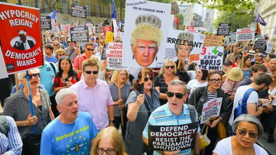 Miles de personas protestan en el Reino Unido contra el "golpe" de Johnson