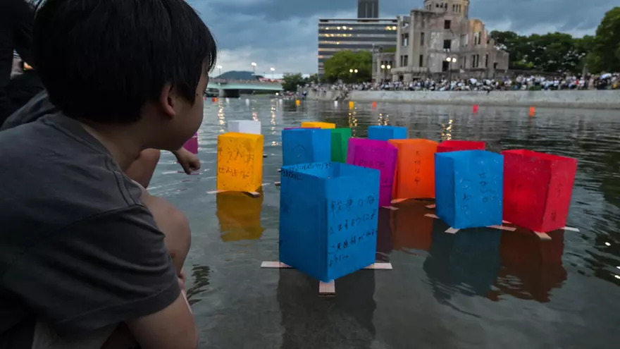 Un niño observa lámparas de papel en la conmemoración del 80 aniversario de Hiroshima