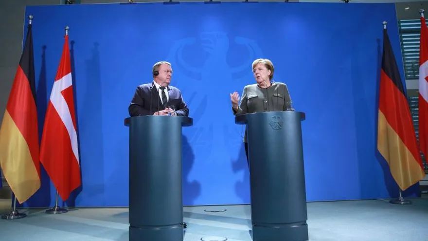 La canciller alemana, Angela Merkel (d), y el primer ministro de Dinamarca, Lars Lokke Rasmussen, durante una rueda de prensa tras su reunión en la Cancillería de Berlín, Alemania.